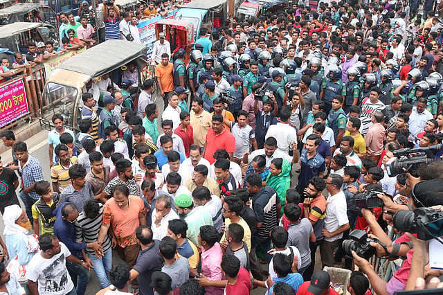 রাজশাহী নগরের আরডিএ মার্কেটের সামনে পদচারী সেতুর ওপর রমজানের শুভেচ্ছা জানিয়ে ব্যানার টাঙানো নিয়ে ছাত্রলীগের সঙ্গে রাজশাহী সিটি করপোরেশনের মেয়র ও বিএনপি নেতা মোসাদ্দেক হোসেনের দ্বন্দ্বের জের ধরে দুই পক্ষের মধ্যে উত্তেজনা দেখা দেয়। পুলিশের হস্তক্ষেপে মেয়র তাঁর দলের নেতা কর্মীদের নিয়ে সেই স্থান ত্যাগ করেন। রাজশাহী, ২২ মে। ছবি: শহীদুল ইসলাম