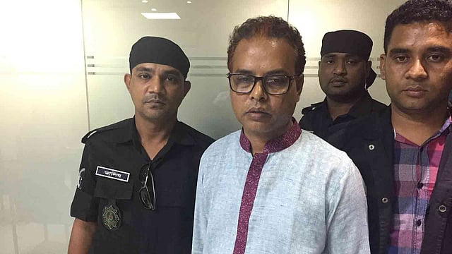 ভুয়া চিকিৎসক মোল্লা শামসুদ্দিন আহমেদকে গতকাল সোমবার গভীর রাতে সাভার থেকে গ্রেপ্তার করেছেন র‍্যাবের ভ্রাম্যমাণ আদালত। ছবি: সংগৃহীত