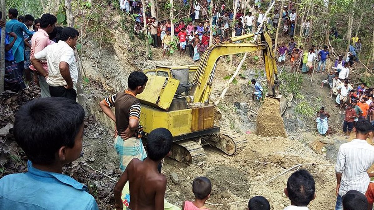 বান্দরবানের নাইক্ষ্যংছড়ি উপজেলার ঘুমধুম ইউনিয়নের মঞ্জয়পাড়ায় গতকাল পাহাড়ধসের পর উদ্ধার তৎপরতা। পরে রাতে এখান থেকে তিন শ্রমিকের লাশ উদ্ধার করা হয়। ছবি: সংগৃহীত