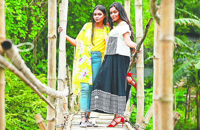 স্কার্ট, জিন্সের প্যান্ট মানিয়ে যাবে ক্রপ টপ বা খাটো টপ। পোশাক: নওয়া ও সাদা কালো