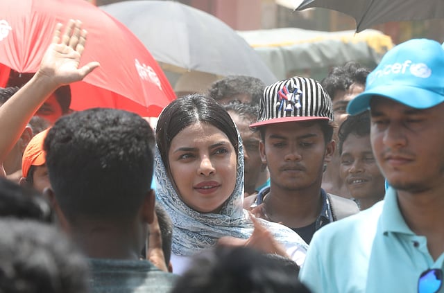 জাতিসংঘের শিশুবিষয়ক তহবিলের (ইউনিসেফ) শুভেচ্ছাদূত প্রিয়াঙ্কা চোপড়া রোহিঙ্গা শিবিরগুলো ঘুরে দেখছেন। ছবি: খালেদ সরকার