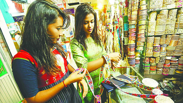 ঈদ পোশাকে লেইস ব্যবহার করছেন অনেকেই। ছবি: নকশা
