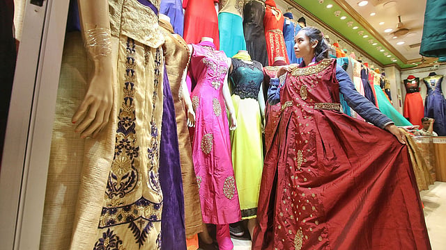 ‘পদ্মাবতী’ পোশাক বাছাইয়ে ব্যস্ত তরুণী। গতকাল রাজধানীর নিউমার্কেটে।  ছবি: প্রথম আলো