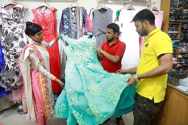 ‘বারবি গাউন’ নামের পোশাকের চাহিদা এবার বেশ। ২২ মে, বসুন্ধরা শপিং কমপ্লেক্স, ঢাকা। ছবি: শুভ্র কান্তি দাশ