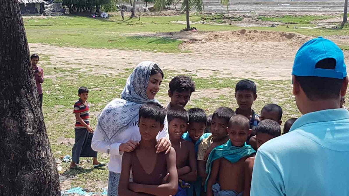 টেকনাফের হাঁড়িখালীতে স্থানীয় শিশুদের সঙ্গে প্রিয়াঙ্কা চোপড়া। ছবি: প্রথম আলো