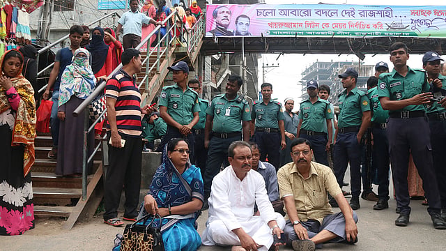 রাজশাহী নগরের আরডিএ মার্কেটের সামনে পদচারী সেতুর ওপর রমজানের শুভেচ্ছা জানিয়ে ব্যানার টাঙানো নিয়ে ছাত্রলীগের সঙ্গে দ্বন্দ্বের জের ধরে অবস্থান কর্মসূচি শুরু করেন রাজশাহী সিটি করপোরেশনের মেয়র ও বিএনপি নেতা মোসাদ্দেক হোসেন। রাজশাহী, ২২ মে। ছবি: শহীদুল ইসালাম