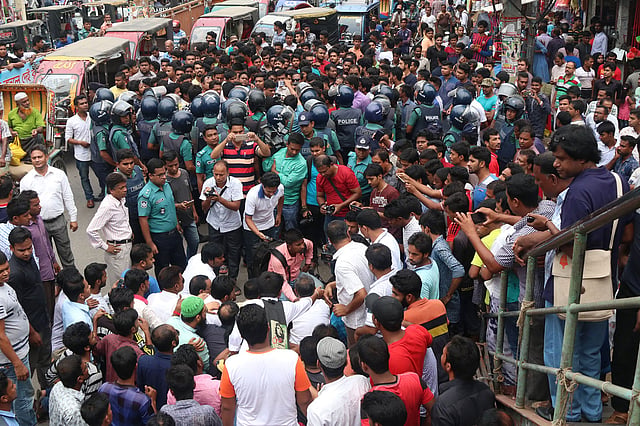 রাজশাহী নগরের আরডিএ মার্কেটের সামনে পদচারী সেতুর ওপর রমজানের শুভেচ্ছা জানিয়ে ব্যানার টাঙানো নিয়ে ছাত্রলীগের সঙ্গে রাজশাহী সিটি করপোরেশনের মেয়র ও বিএনপি নেতা মোসাদ্দেক হোসেনের দ্বন্দ্বের জের ধরে দুই পক্ষের মধ্যে উত্তেজনা দেখা দেয়। রাজশাহী, ২২ মে। ছবি: শহীদুল ইসলাম
