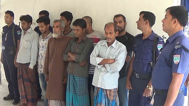 ঝিনাইদহে মাদকবিরোধী অভিযানে গ্রেপ্তার কয়েকজন। ঝিনাইদহ, ২২ মে। ছবি: প্রথম আলো