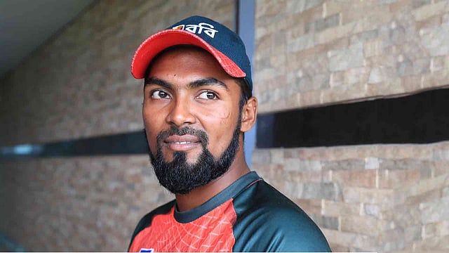 নাগিন নাচটা আরও বেশি করে নাচতে চান নাজমুল। ছবি: প্রথম আলো