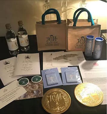 নিলামে তোলা উপহার সামগ্রী। ছবি: ইবে-এর সৌজন্যে