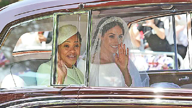 রাজ পরিবারের প্রথা ভেঙে বাবার বদলে মায়ের সঙ্গে এলেন মেগান