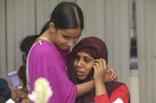 অনেক দিন পর হয়তো দেখা হয়েছে প্রিয়জনের সঙ্গে, চলছে কুশল বিনিময়। বিভিন্ন বিশ্ববিদ্যালয়ের প্রতিবন্ধী শিক্ষার্থী ও বিভিন্ন শ্রেণি-পেশার প্রতিনিধিদের নিয়ে পিডিএফ আয়োজিত ইফতার অনুষ্ঠানে দেখা যায় এমন চিত্র। ছবি: তানভীর আহম্মেদ