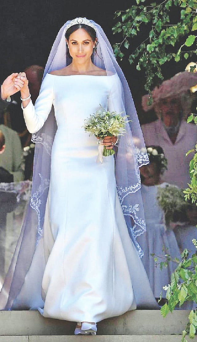 সাজের অনুকরণ ছাড়াও অড্রের মতো বোট নেক গাউন পরেছিলেন মেগান