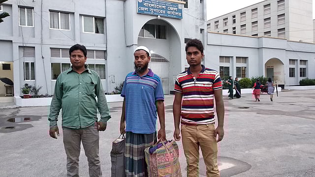 হত্যা মামলায় উচ্চ আদালত থেকে খালাস পাওয়ার পর সাড়ে সাত বছর পর মুক্তি পেলেন দিনাজপুরের উত্তর জয়দেবপুর গ্রামের আজহার রাজা। ছবি: আলমগীর হোসেন