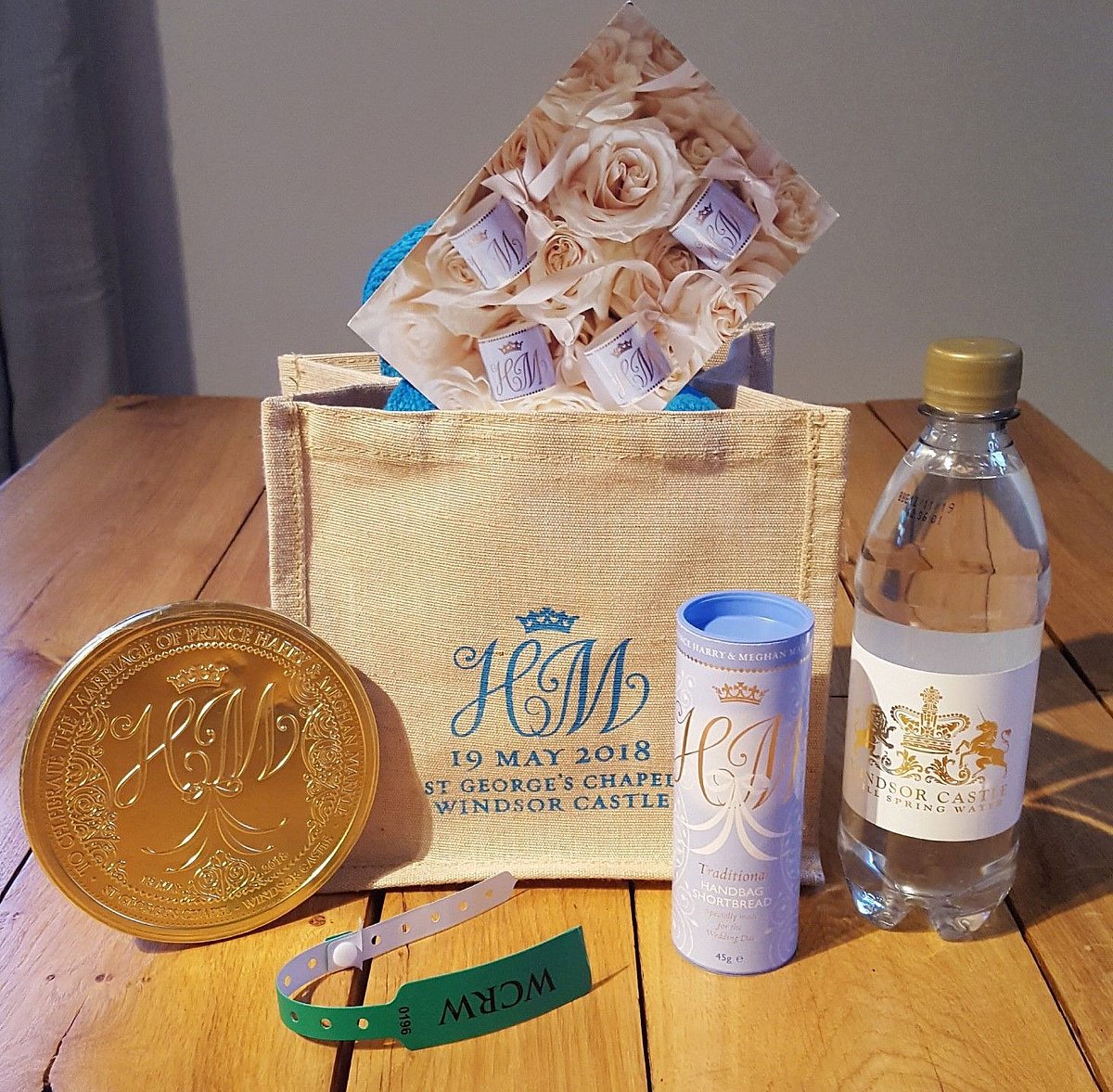 নিলামে তোলা উপহার সামগ্রী। ছবি: ইবে-এর সৌজন্যে