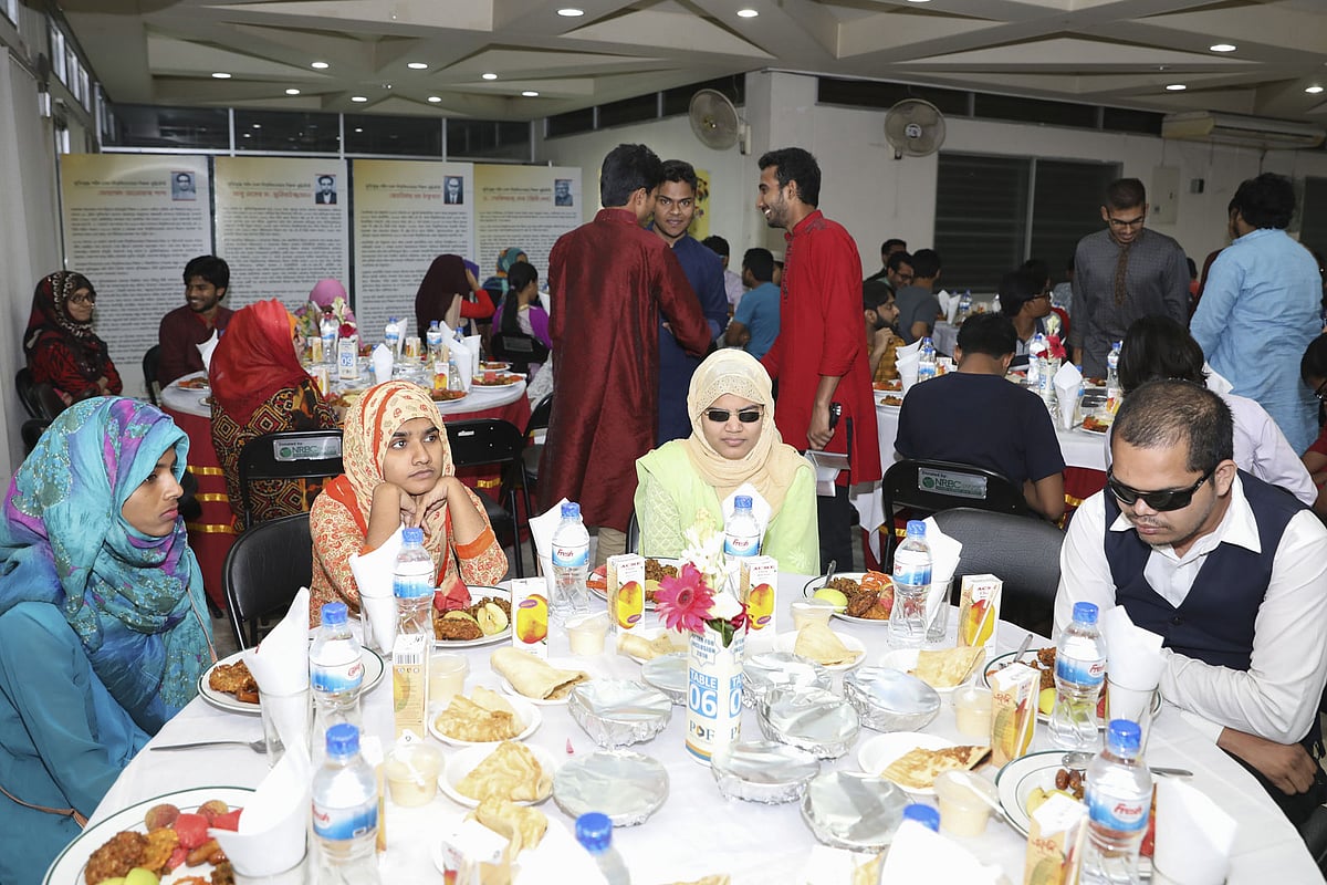 ঢাকা বিশ্ববিদ্যালয়ের সিনেট ভবনের ইউনিভার্সিটি অ্যালামনাই অ্যাসোসিয়েশনের ফ্লোরে বিভিন্ন বিশ্ববিদ্যালয়ের প্রতিবন্ধী শিক্ষার্থী ও বিভিন্ন শ্রেণি-পেশার প্রতিনিধিদের নিয়ে ইফতার অনুষ্ঠানের আয়োজন করে ফিজিক্যালি চ্যালেঞ্জড ডেভেলপমেন্ট ফাউন্ডেশন (পিডিএফ)। ঢাকা, ২৩ মে। ছবি: তানভীর আহম্মেদ