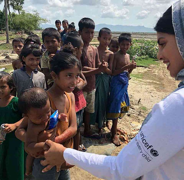রোহিঙ্গা শিশুদের সঙ্গে প্রিয়াঙ্কা চোপড়া