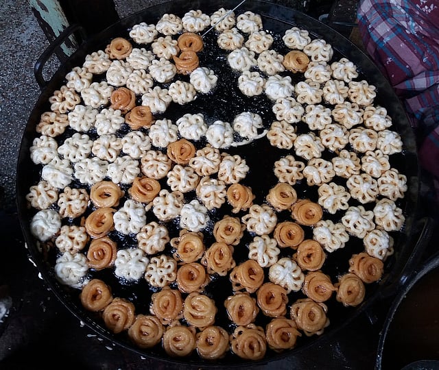 উচ্চ তাপে তেলে ভাজা হচ্ছে শেরপুরের জনপ্রিয় সুস্বাদু মিষ্টি ‘ডাইলের আমিত্তি’। ছবি: দেবাশীষ সাহা রায়