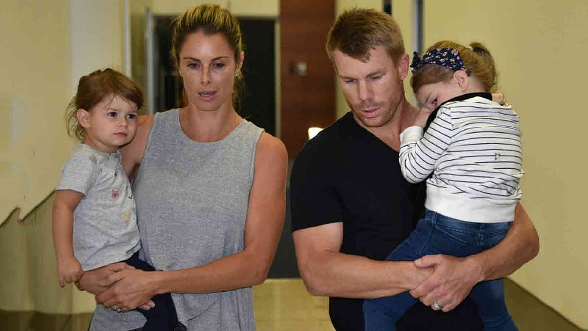 ওয়ার্নার পরিবার। বল টেম্পারিংয়ের জন্য এখন তাদের সুখের ঘরে দুঃখের আগুন। ছবি: এএফপি