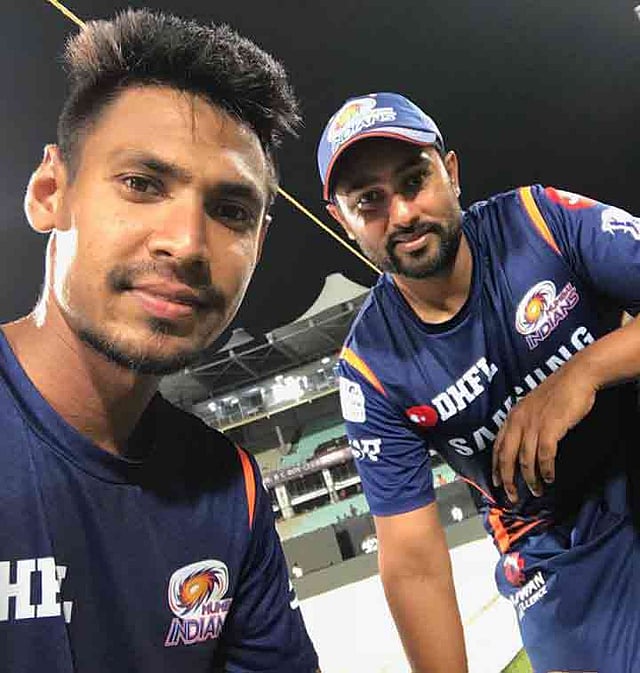 আইপিএলে মুম্বাই ইন্ডিয়ানসের দুই বাংলাদেশি। মোস্তাফিজুর রহমান ও নাফিস ইকবাল। মোস্তাফিজ গিয়েছিলেন খেলতে, নাফিস দলের সঙ্গে মোস্তাফিজের সেতুবন্ধ তৈরি করতে! ছবি: সংগৃহীত