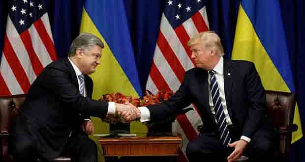 গত বছরের জুনে হোয়াইট হাউসে বৈঠক করেন ইউক্রেনের প্রেসিডেন্ট পেত্রো পোরোশেঙ্কো (বায়ে) ও  যুক্তরাষ্ট্রের প্রেসিডেন্ট ডোনাল্ড ট্রাম্প। ছবি: রয়টার্স