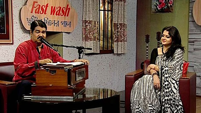‘ছুটির দিনের গান’ অনুষ্ঠানে গাইছেন সুজিত মোস্তফা পাশে উপস্থাপক দেবলীনা সুর