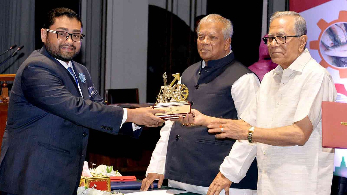 রাষ্ট্রপতির কাছ থেকে পুরস্কার নিচ্ছেন এনভয় গ্রুপের পরিচালক তানভীর আহমেদ। ছবি: প্রথম আলো