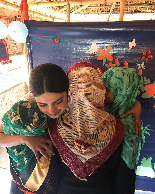 রোহিঙ্গা নারীদের সঙ্গে প্রিয়াঙ্কা চোপড়া