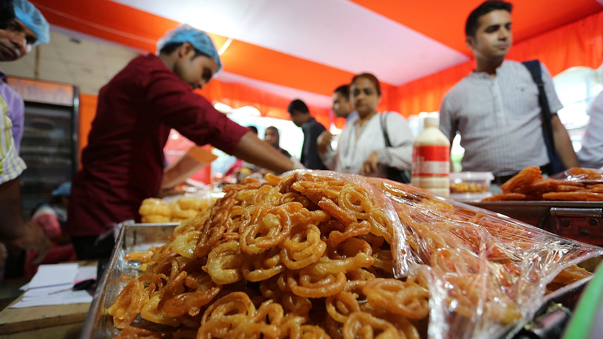 ঢাকায় দারুণ জনপ্রিয় রেশমি জিলাপি। ধানমন্ডির এক দোকানে।  ছবি: প্রথম আলো
