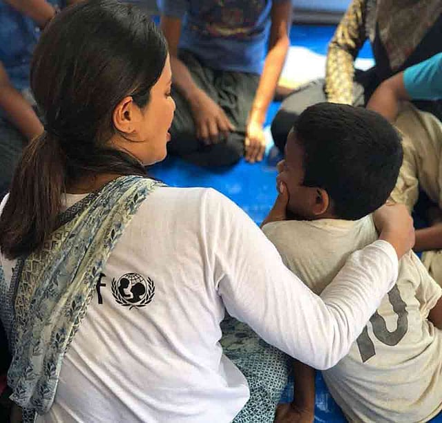 এক রোহিঙ্গা শিশুকে আদর করছেন প্রিয়াঙ্কা চোপড়া। ছবি: ইউনিসেফের ফেসবুক পেজ থেকে নেওয়া