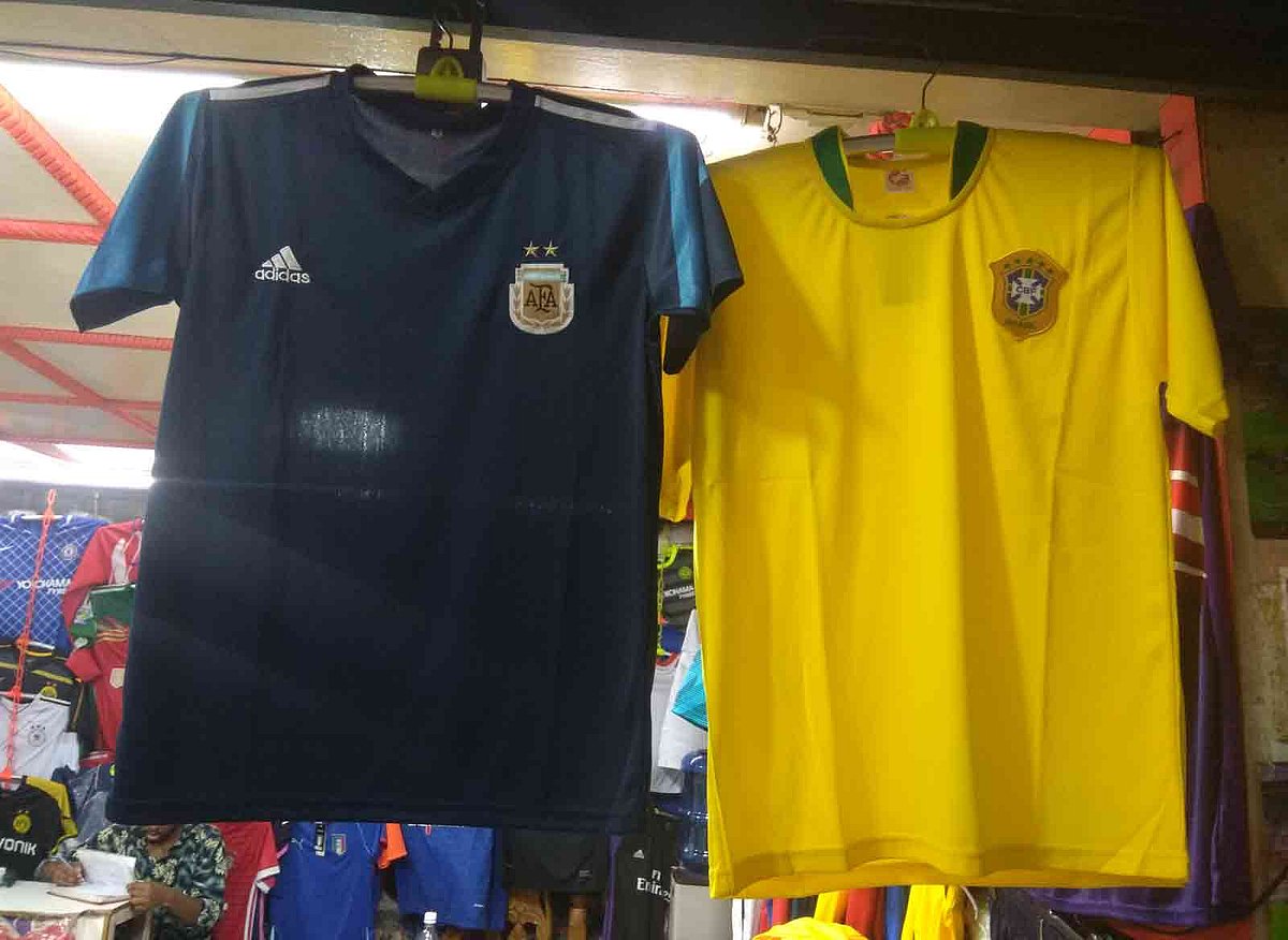 গুলিস্তান সমবায় সুপার মার্কেটে উঠে গিয়েছে বিশ্বকাপের জার্সি। ছবি প্রথম আলো