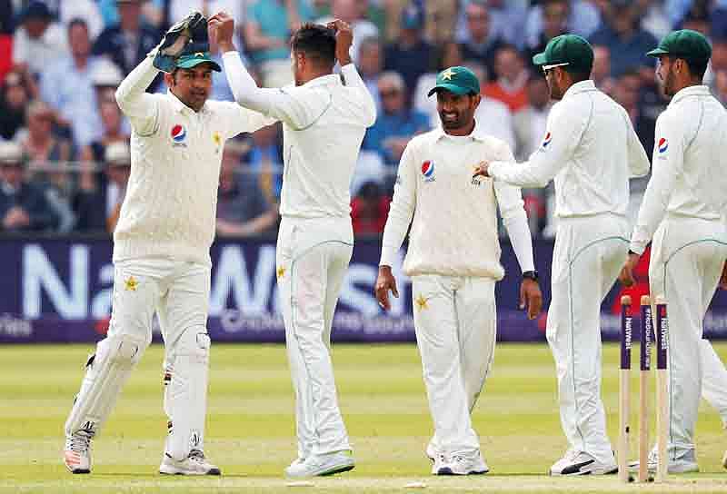 আসাদ শফিকের হাতে ঘড়ি। আকসুর নজর এড়ায়নি। ছবি: এএফপি