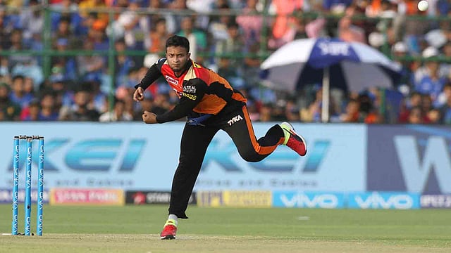 সাকিবের ডেথ ওভারের বোলিং ভোগাচ্ছে হায়দরাবাদকে। তবে এই তালিকায় তিনি একা নন। ফাইল ছবি