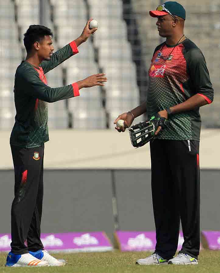 মোস্তাফিজদের বোলিং ভাবাচ্ছে কোর্টনি ওয়ালশকে। ছবি: প্রথম আলো