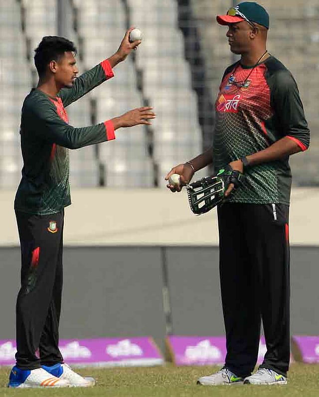 মোস্তাফিজদের বোলিং ভাবাচ্ছে কোর্টনি ওয়ালশকে। ছবি: প্রথম আলো