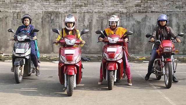 ‘ও বোন’ অ্যাপের সঙ্গে চুক্তিবদ্ধ নারী বাইকারদের একাংশ। ছবি: সাবরিনা ইয়াসমিন