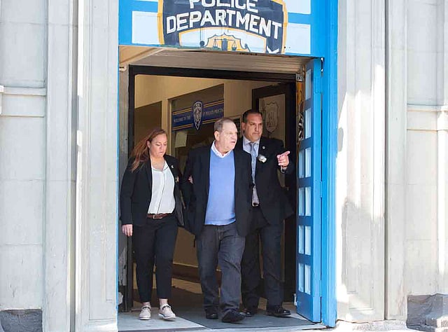 হলিউডের প্রভাবশালী প্রযোজক হার্ভি ওয়াইনস্টিন পুলিশের কাছে আত্মসমর্পণ করেছেন। এ সময় হাতকড়া পরিয়ে তাঁকে পুলিশের হেফাজতে নেওয়া হয়। যুক্তরাষ্ট্র, ২৫ মে। ছবি: এএফপি