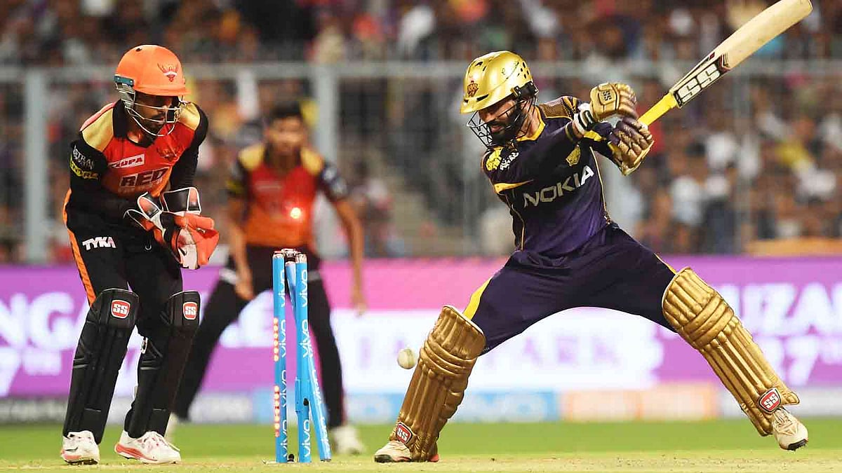 সাকিবের বলে বোল্ড কলকাতা অধিনায়ক দীনেশ কার্তিক। ছবি এএফপি