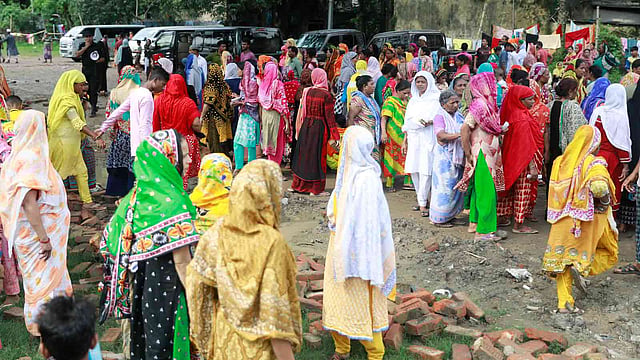 জেনেভা ক্যাম্পে র‌্যাবের অভিযান। র‍্যাব-২ এর কার্যালয়ের সামনে আটক ব্যক্তিদের স্বজনেরা। মোহাম্মদপুর, ঢাকা, ২৬ মে। ছবি: শুভ্র কান্তি দাশ
