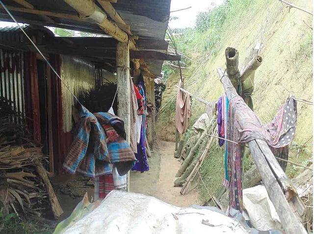 টিলার নিচে বাড়ি বানিয়ে বসবাস। বিষামনি, শ্রীমঙ্গল, মৌলভীবাজার, ২৫ মে। ছবি: শিমুল তরফদার