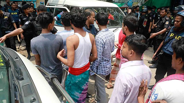 জেনেভা ক্যাম্পে র‌্যাবের অভিযানে ১৫৩ জনকে আটক করা হয়েছে। মোহাম্মদপুর, ঢাকা, ২৬ মে। ছবি: শুভ্র কান্তি দাশ