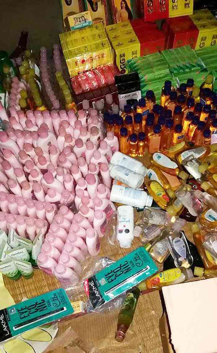 কুষ্টিয়ায় নকল প্রসাধনী উদ্ধার করেছে র্যাব ও প্রশাসনের যৌথ দল। ছবি: জেলা প্রশাসন ও র্যাবের সৌজন্যে