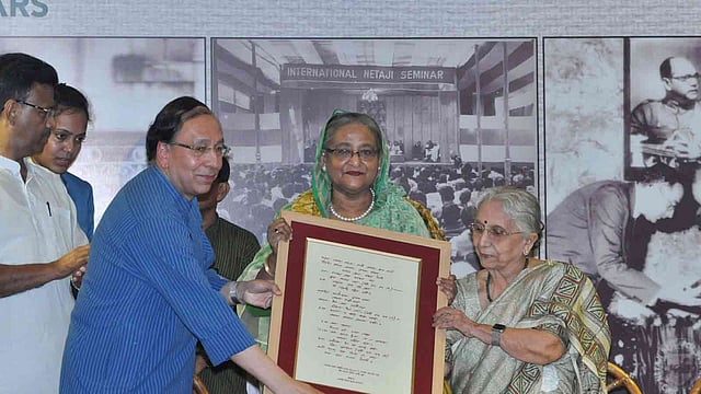 নেতাজি ভবনে শেখ হাসিনাকে স্মারক উপহার দেওয়া হয়। উপহার দেন সুগত বসু ও কৃষ্ণা বসু। ছবি: ভাস্কর মুখার্জি