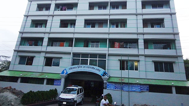 পিরোজপুর শহরের মাছিমপুরে সার্জিকেয়ার ক্লিনিক অ্যান্ড ডায়াগনস্টিক সেন্টার। নিজের গড়া এই ভবনের পাঁচতলায় অনেকটা বন্দিদশায় চিকিৎসক বিজয়কৃষ্ণ হালদারের পরিবার।  প্রথম আলো