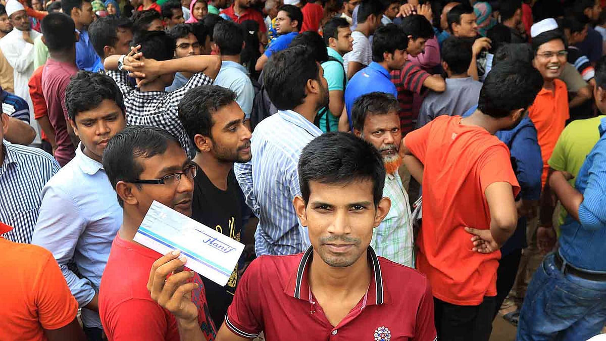 ঈদের জন্য বাসের অগ্রিম টিকিট ৩০ মে থেকে। প্রথম আলো ফাইল ছবি