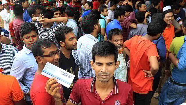 ঈদের জন্য বাসের অগ্রিম টিকিট ৩০ মে থেকে। প্রথম আলো ফাইল ছবি