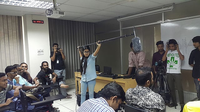 চলছে শব্দ ধারনের প্রশিক্ষণ। ছবি: সংগৃহীত