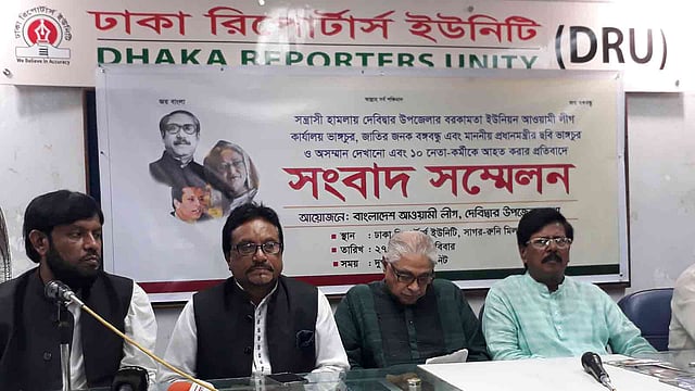 ঢাকা রিপোর্টার্স ইউনিটিতে সংবাদ সম্মেলনে কুমিল্লা আওয়ামী লীগের নেতারা। ছবি: প্রথম আলো