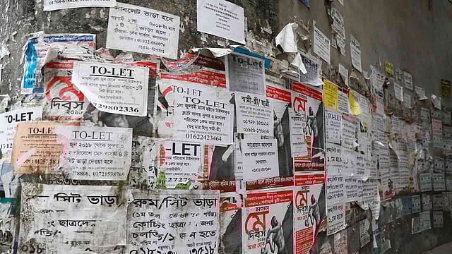 মাসের শেষ দিকে রাজধানীর দেয়ালে দেয়ালে দেখা যায় বাড়ি ভাড়ার বিজ্ঞাপন। ছবি: শুভ্র কান্তি দাস
