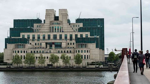 বাইরে থেকে ব্রিটিশ গোয়েন্দা সংস্থা এমআইসিক্স ভবন
